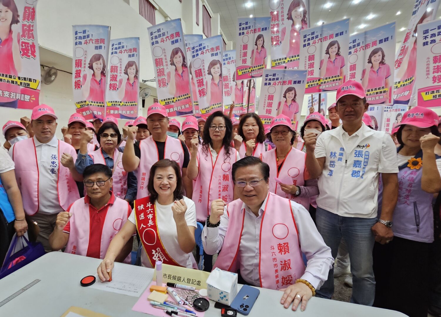 賴淑娞（前中）由夫婿許舒博（前右）陪同登記參選，展現「捨我其誰」氣勢。（圖/記者葉子綱攝）