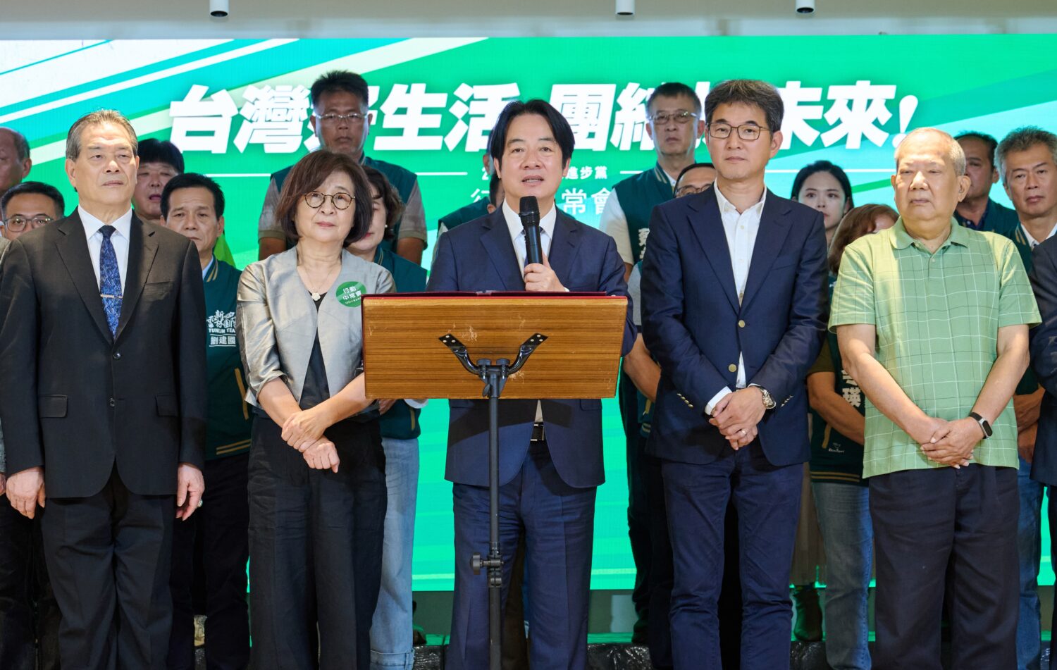 民進黨主席賴清德(前中)宣布出任劉建國(前右2)競總主委,前雲林縣長蘇治芬(前左2)加入團隊。(圖/記者葉子綱翻攝)