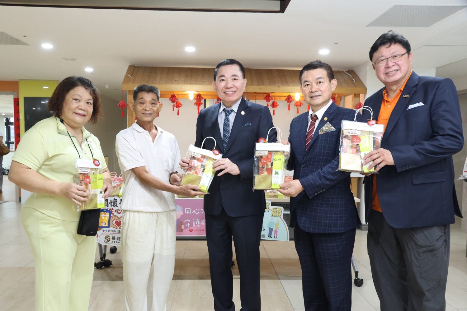 蔘龍集團謝龍飛董事長、黃哲賢博士、Kent Lee顧問、Terry Pang老師，中秋返鄉送暖紅心字會弱勢長者。(圖/紅心字會  提供)