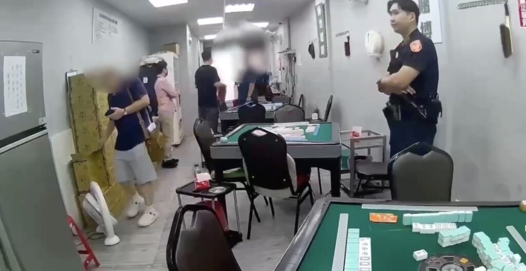 萬華分局會同相關單位前往斷水斷電。（圖／記者 趙靜姸翻攝）
