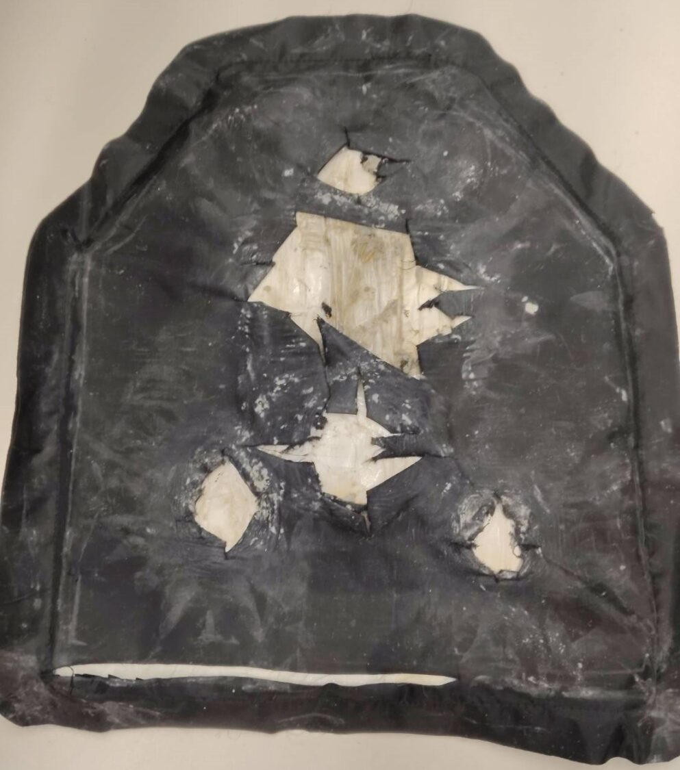 軟式防彈衣背面實彈射擊彈測照片。(記者翻攝)