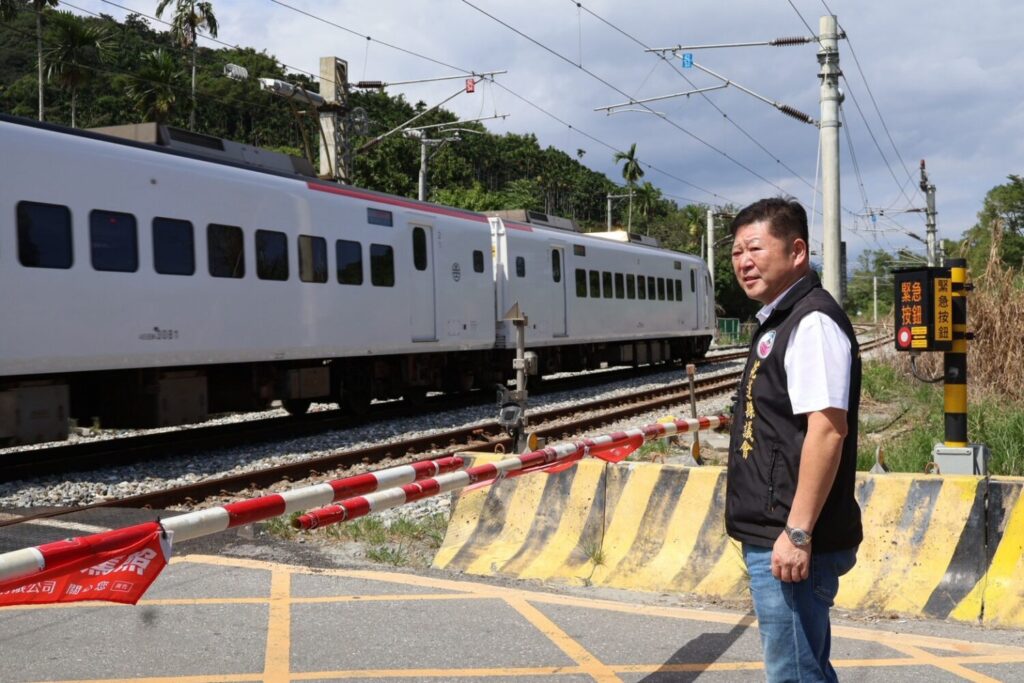 花蓮縣長參選人張峻赴花蓮火車站前站與計程車駕駛交流，主張將敬老愛心卡每月額度由1,500點提高至2,000點，並讓點數不按月歸零。（圖／記者 趙靜姸翻攝）