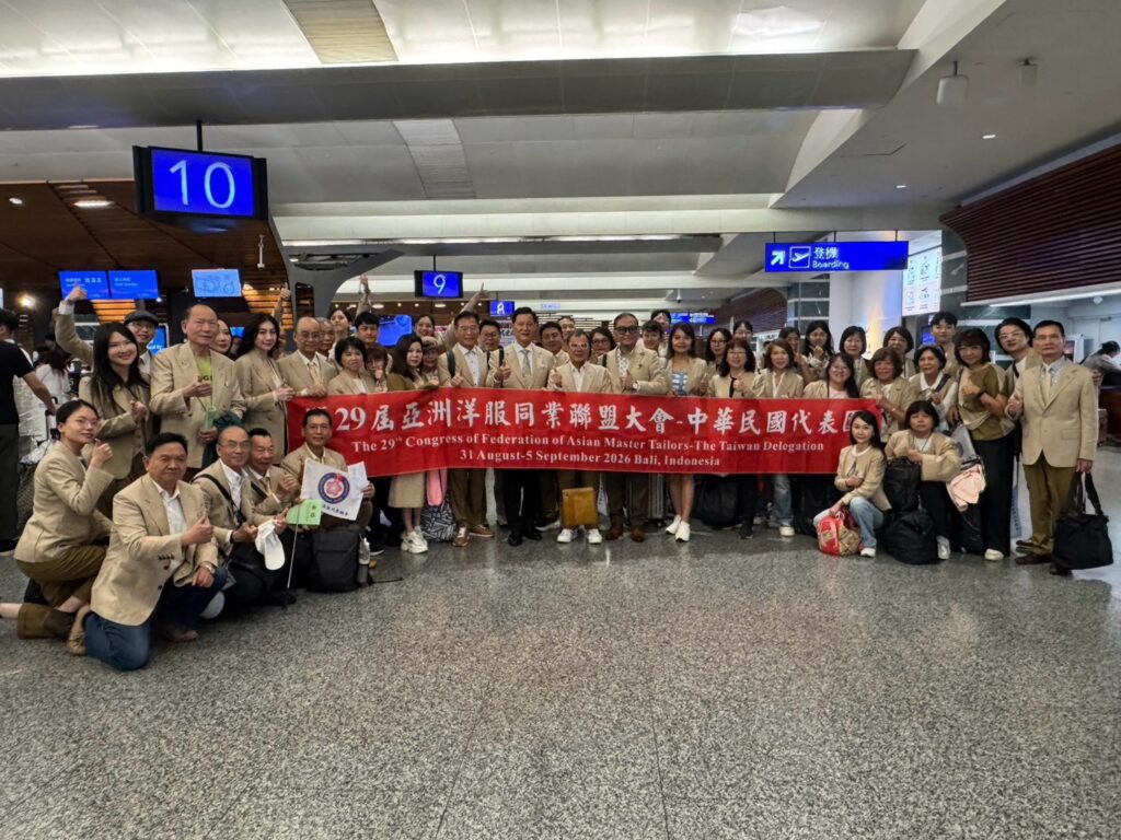 中華民國洋服同業總會代表團於桃園機場整裝出發,遠赴印尼峇里島角逐「第 29 屆亞洲洋服同業聯盟大會」。(圖/臺北市西服商業同業公會提供)