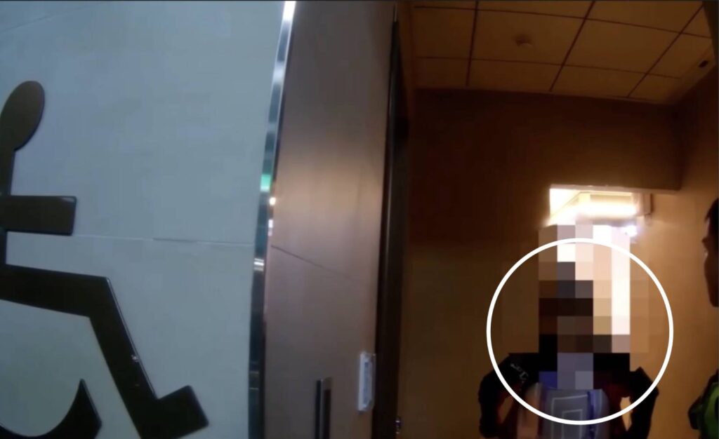 員警發現失蹤老婦迷航南港展覽館。(圖/記者薛秀蓮 翻攝)