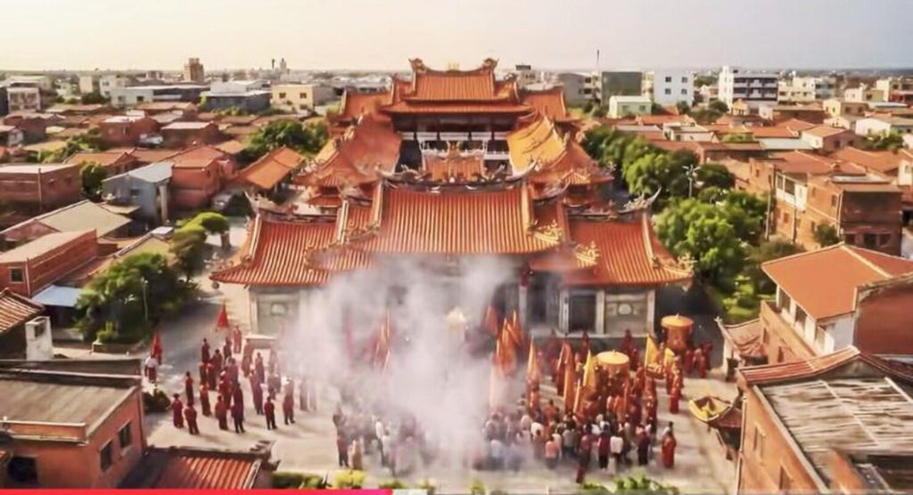 ＡＩ漫劇《潛水媽挽胭脂蟲第一集》-介紹台中梧棲浩天宮大庄媽。(圖／記者翻攝)