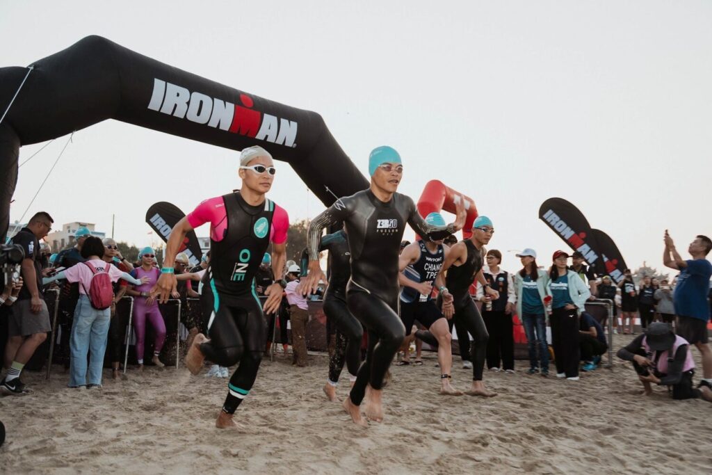 運動旅遊超夯賽事「IRONMAN Penghu 澎湖國際鐵人三項賽」，激發滿滿熱血。（圖／AsiaYo提供)