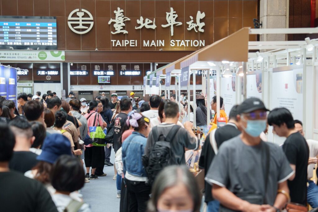 特色美食展售吸引民眾排隊選購，現場人潮與買氣熱絡。(圖／經濟部商業發展署提供)