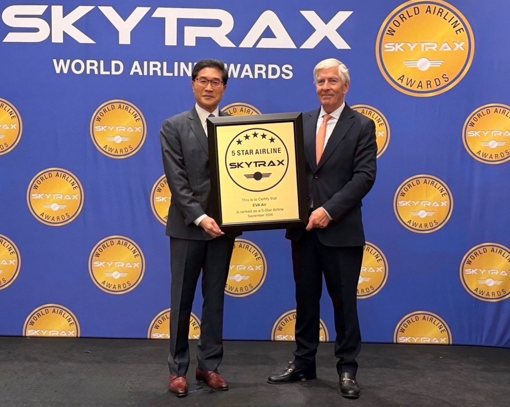 長榮航空不僅連續11年被評選為五星級航空公司，更榮獲2026年SKYTRAX三項世界第一的殊榮，由SKYTRAX Edward Plaisted執行長(右)頒獎，長榮航空廖至維首席副總經理親自前往領獎(左)。（圖／長榮航空提供）