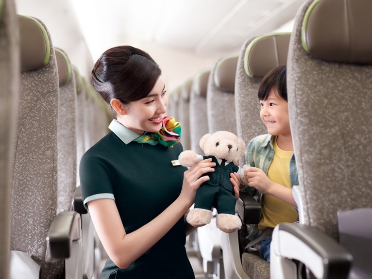 長榮航空始終秉持「用心、真心、全心」的服務主軸,致力於為攜帶孩童出行的旅客,打造更順暢、輕鬆且舒適的飛行體驗,並於2026年榮獲SKYTRAX「全球最佳家庭友善航空公司第1名」殊榮。(圖/長榮航空提供)