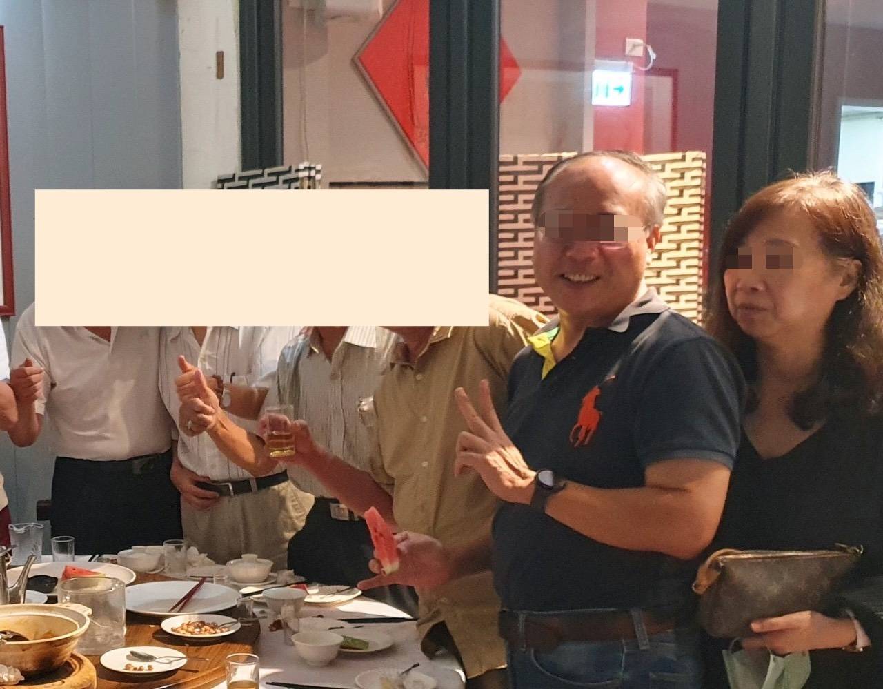 投訴人指出，邱姓夫妻（右一、右二）平時活躍於地方及校友社團活動，他與邱姓夫妻就是是在某校友活動場合認識。（圖／投訴人提供）