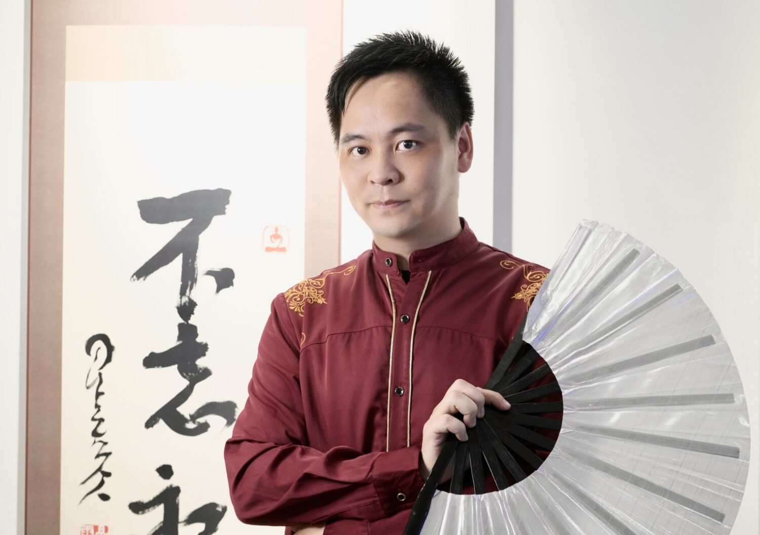 黃信凱以魔術結合自身生命故事,引導學生看見挫折背後的韌性與重新出發的可能。(圖/記者 趙靜姸翻攝)