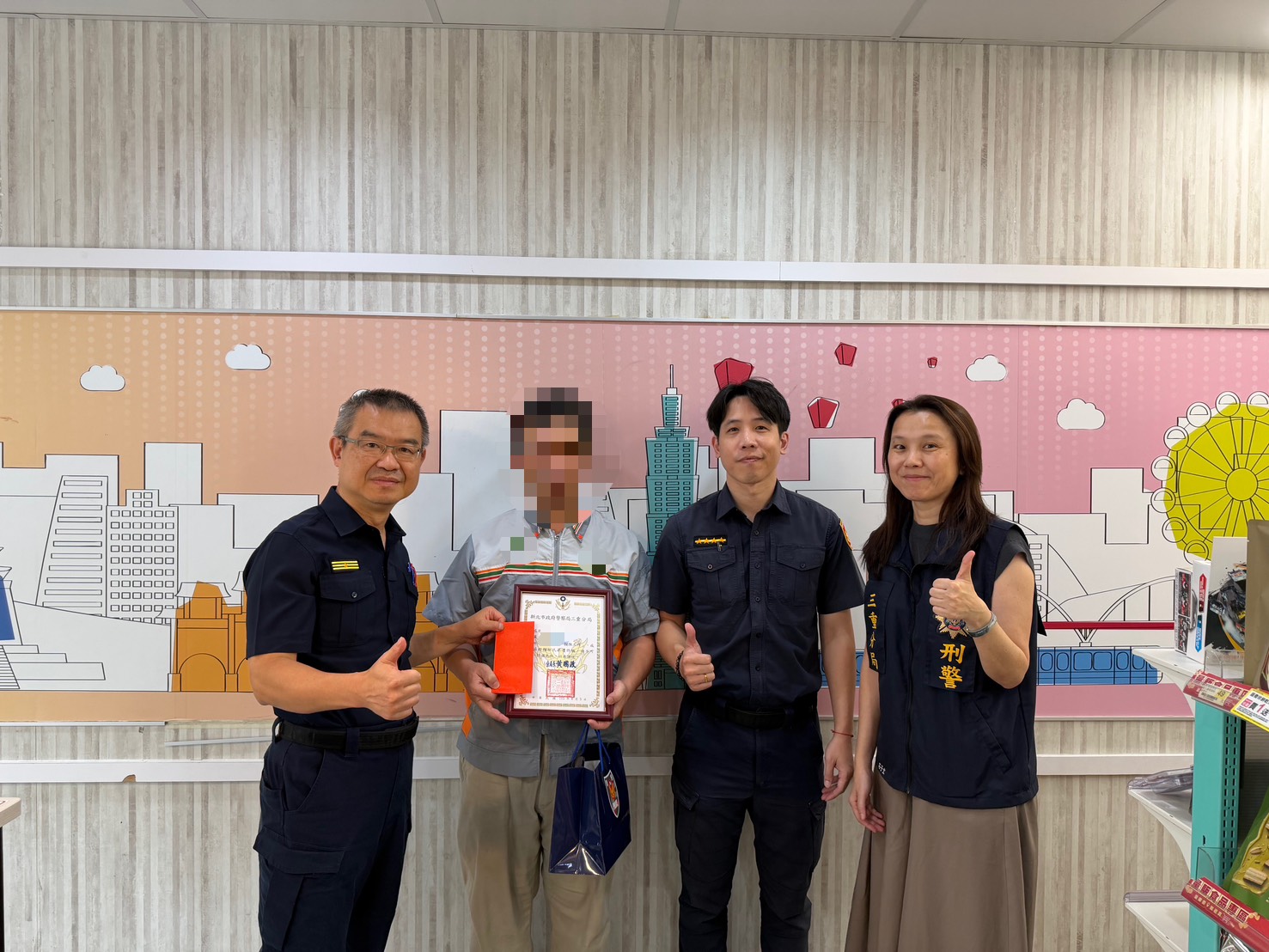警方表揚超商店員機警通報。(圖/記者李健興 翻攝)