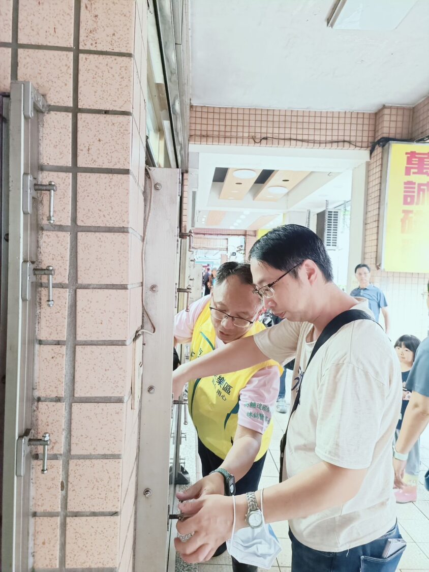 基隆市安樂區市議員候選人黃忠賢(後者)。(圖/記者李健興 翻攝)