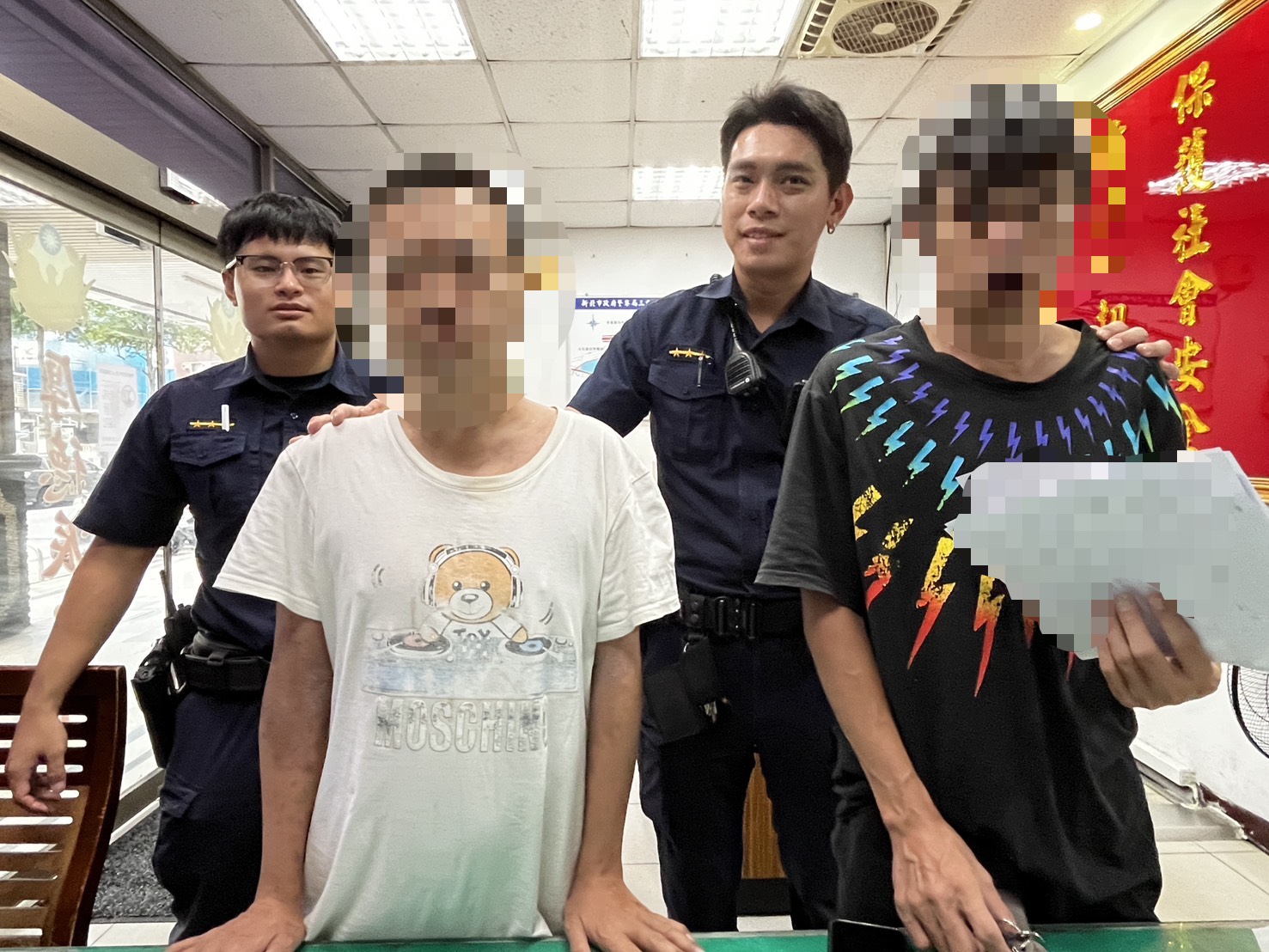 經警方不懈努力聯絡上家屬,並安全將吳男交由家屬照顧。(圖/記者李健興 翻攝)