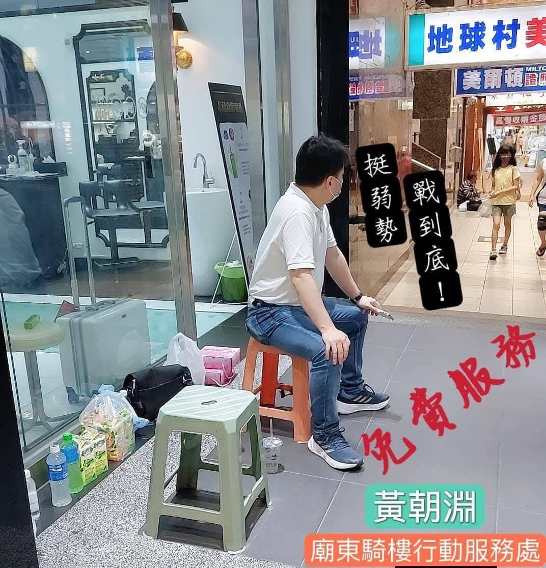 平日坐鎮企業處理法務,假日卻走進地方,面對民眾一件又一件法律難題。(圖/翻攝自網路)