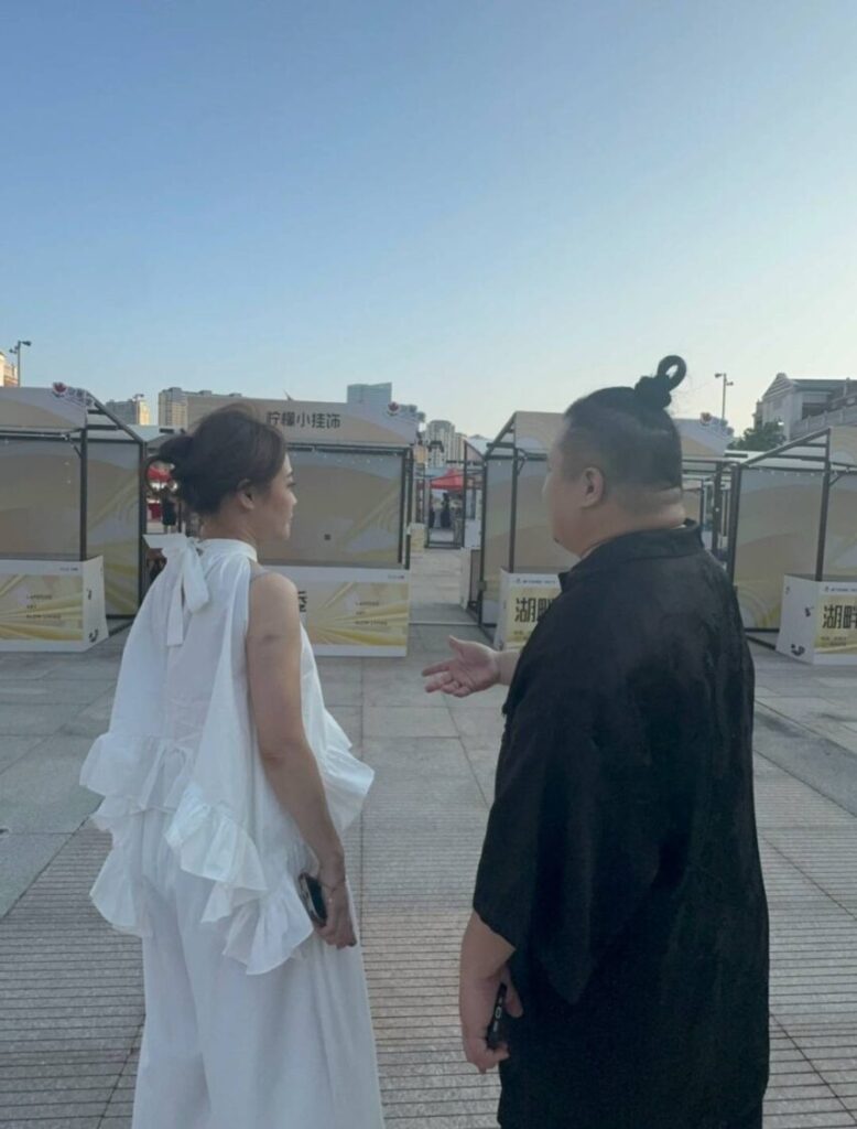 陳芊羽(圖左)實際走訪當地飯店及活動場地。(圖/讀者提供)