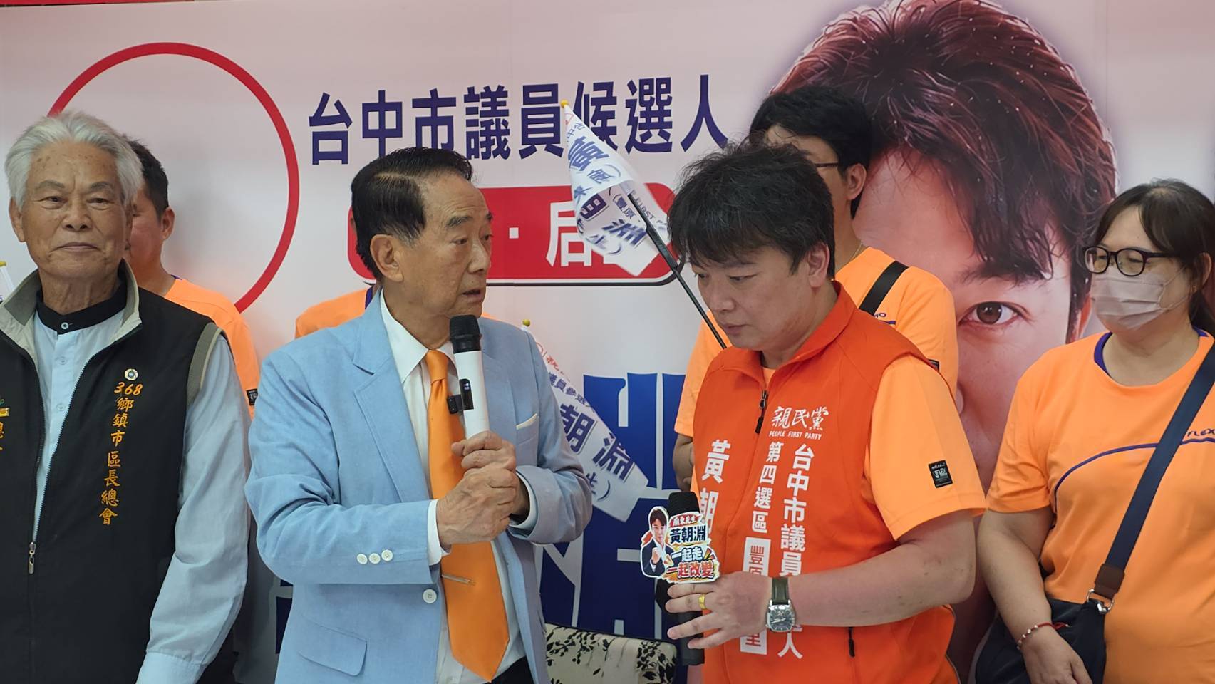宋楚瑜(左二)與有「廟東先生」之稱的黃朝淵(右二)交流地方議題,盼豐原、后里「把人口帶回來,把希望帶回來」。(圖/讀者提供)