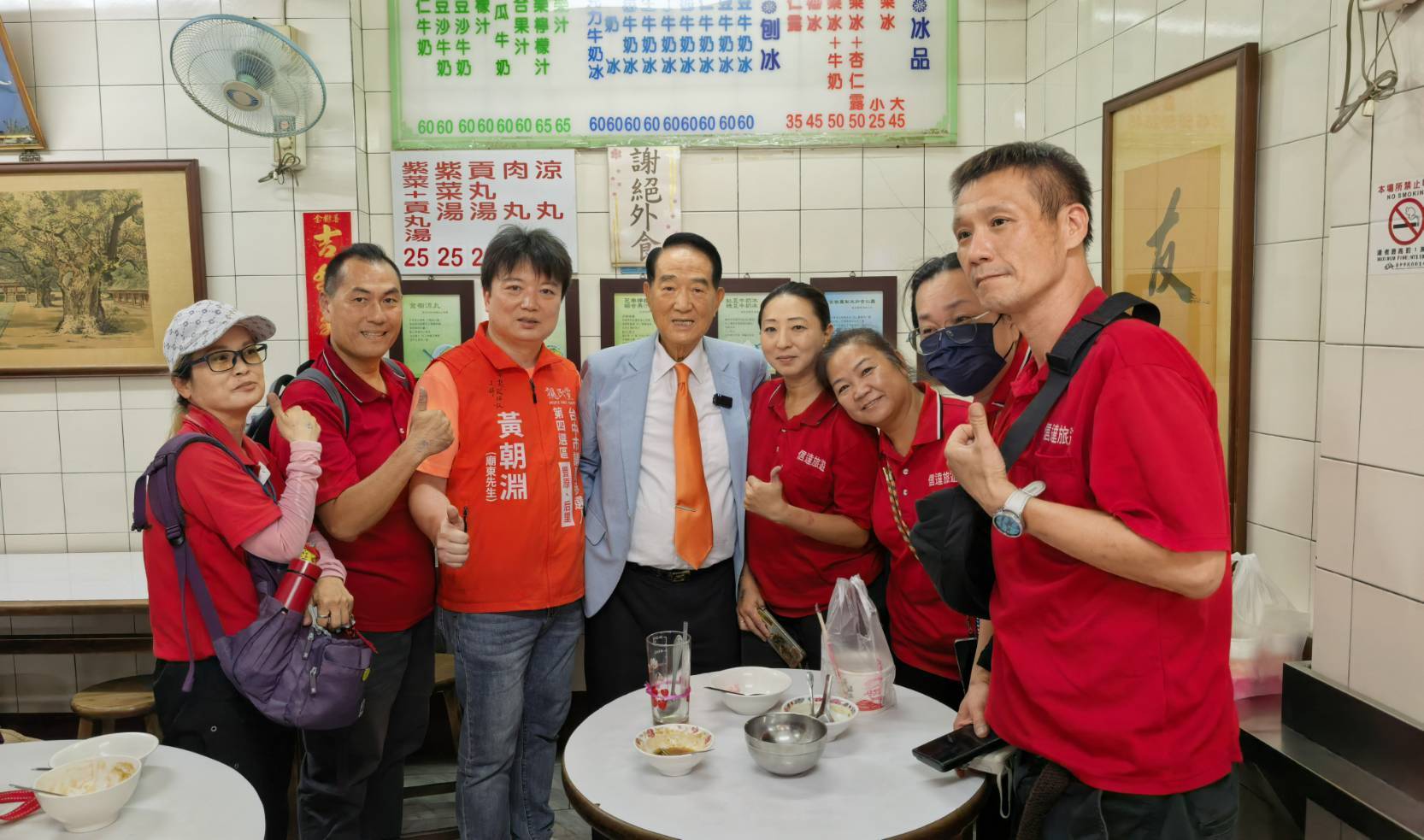 黃朝淵(左三)向宋楚瑜(左四)說明豐原、后里地方發展構想,提出青年返鄉、長照、就業及宜居環境等方向。(圖/讀者提供)