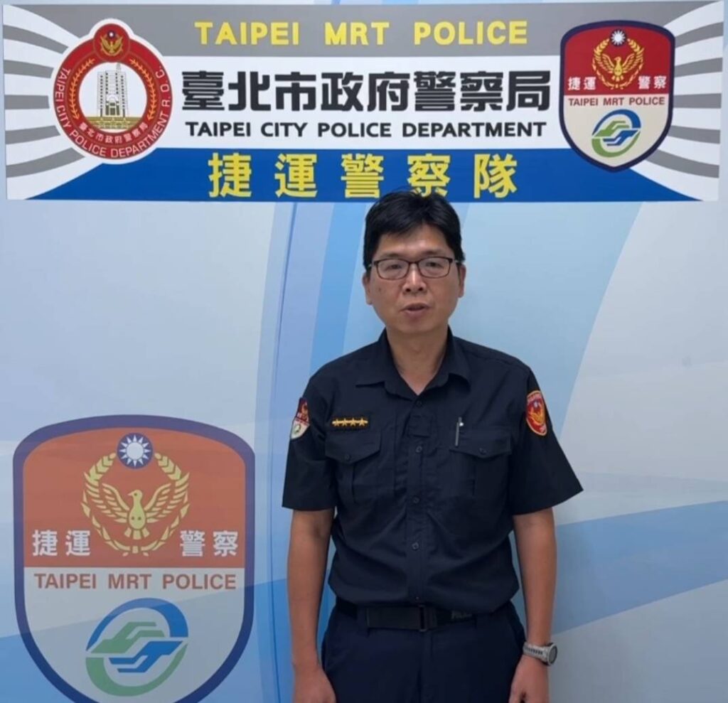 捷運警察隊第一分隊小隊長王志雄說明事發情況。(圖／記者李健興 翻攝）