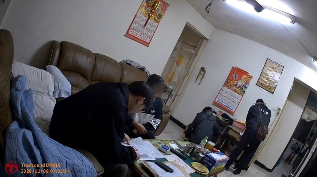 移民署桃園市專勤隊人員搜索現場。(圖/記者 趙靜姸翻攝)