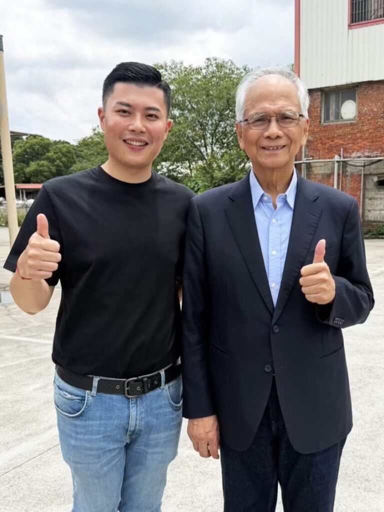 陳俊維與前院長游習堃合影。(圖／記者李健興 翻攝）