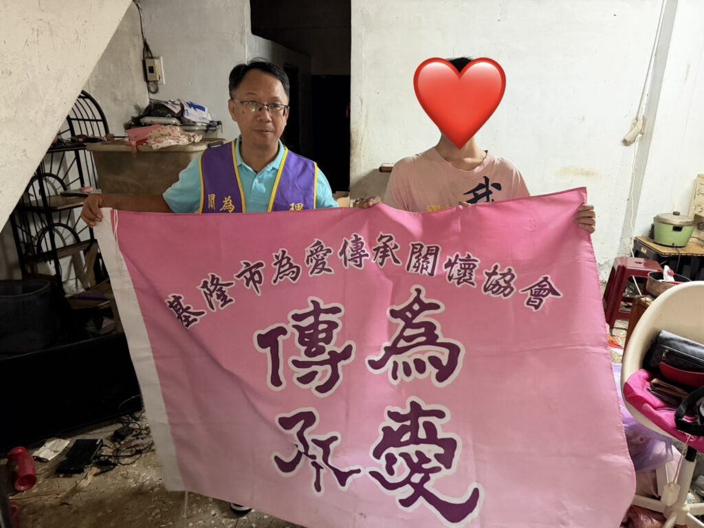 理事長黃忠賢率先捐助弱勢家庭度過難關。(圖／記者李健興 翻攝）