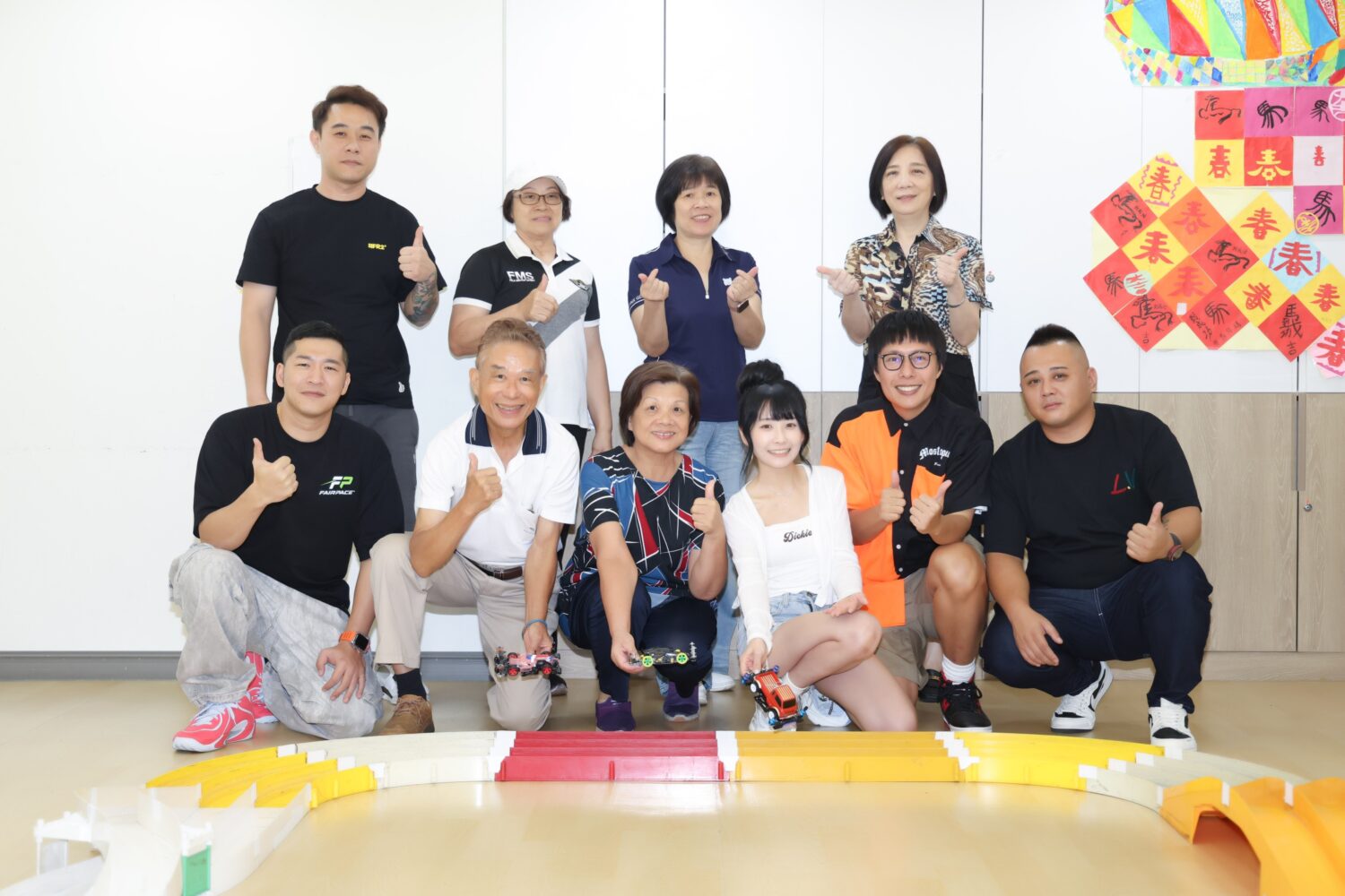 草爺、張啟樂、陸子玄和長輩們一起體驗四驅車競速的趣味。(圖/紅心字會 提供)