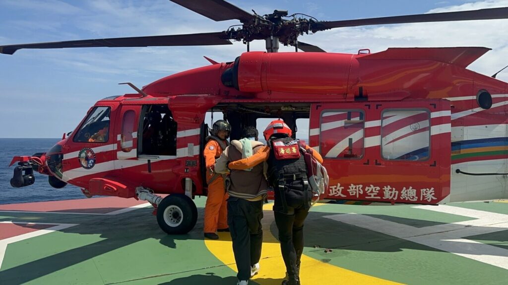 外籍貨輪船員疑似心肌梗塞，海巡空勤火速出勤搶回寶貴生命。（圖／海巡署）