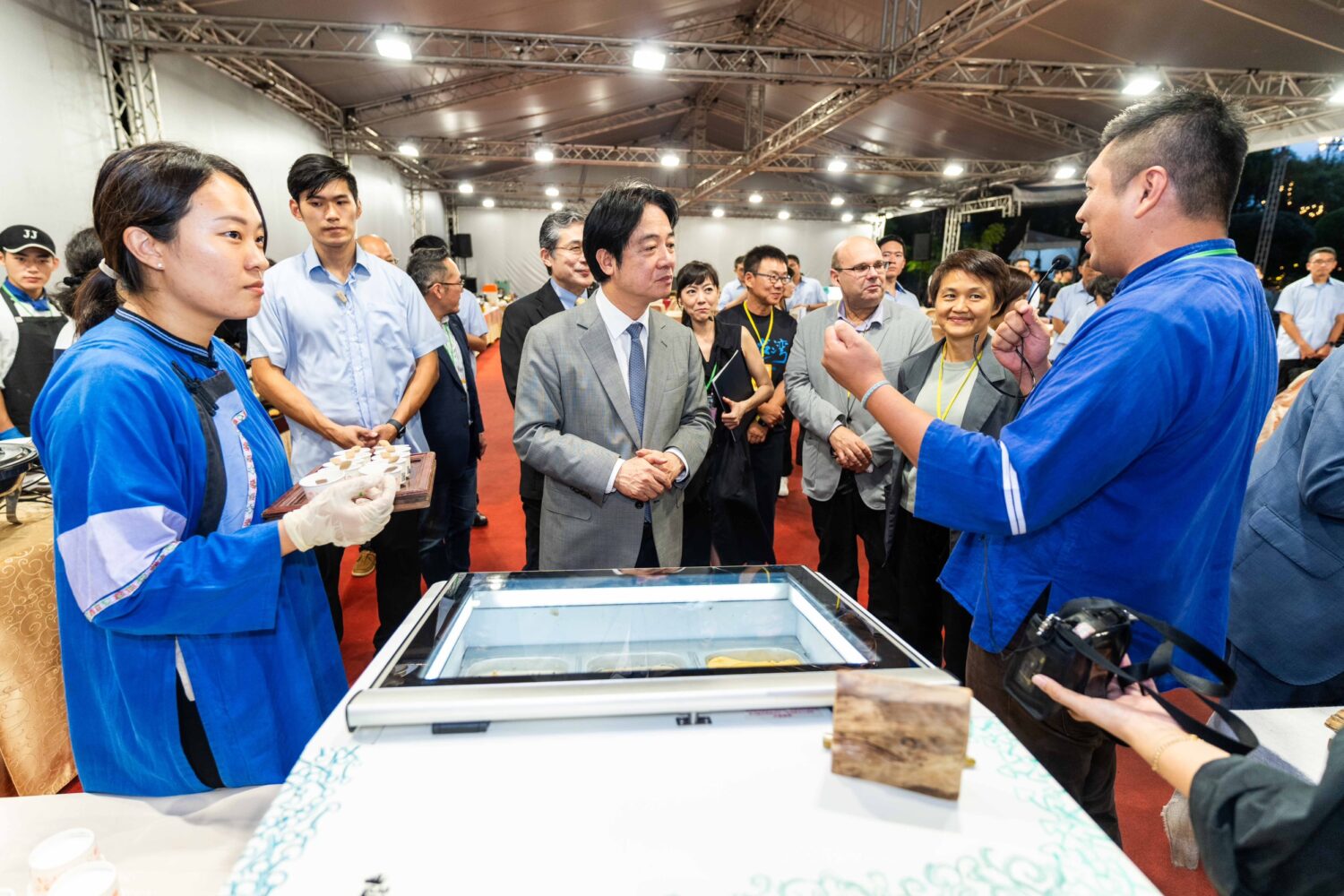 賴清德總統參觀文總「2026藝文聯誼茶會——秋夜共下來尞」茶點區。(圖/文總 提供)