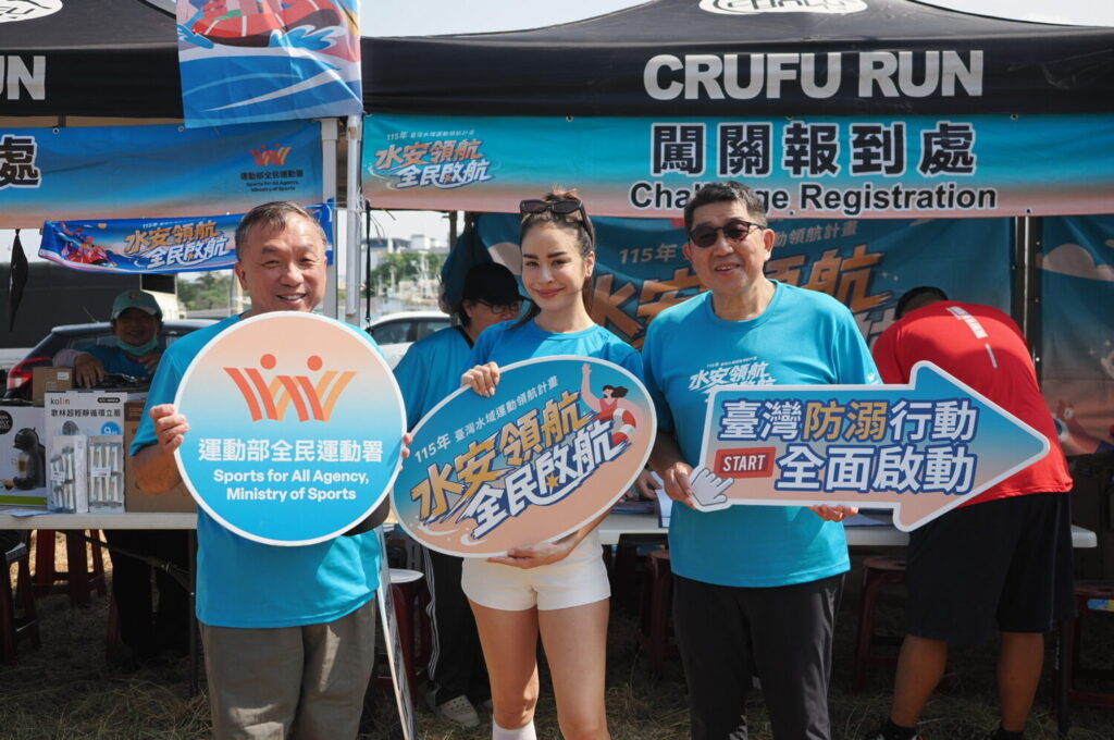 貴賓大合照:(左)臺灣大學康正男教授、(右)運動部全民署陳慶仁科長、(中)宣傳大使雷艾美。(圖/國立臺灣大學 提供)