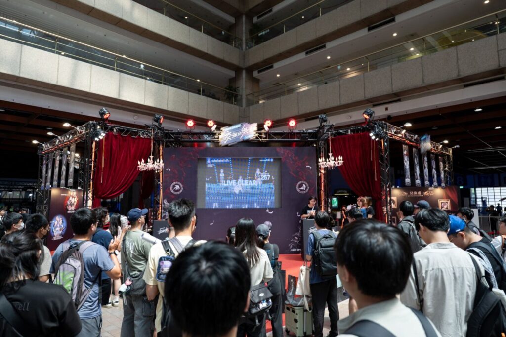 《BanG Dream! 交織的樂章》進駐 WirForce 2026,以「假面舞會」主題展位帶來打卡任務、限定周邊與聲優見面會抽獎。(圖/主辦單位提供)