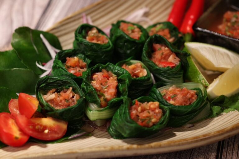 商圈餐飲業者以國產驗證蔬菜開發創意料理參加「美食達人秀暨國產驗證蔬菜創意料理發表會」。(圖/魅力金三角商圈發展協會 提供)