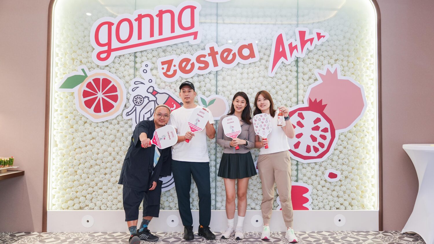 左起Ahhh共同合夥人Dizzy、gonnaEAT共同創辦人Patrick、ZESTEA共同創辦人Sharon及Cindy 打造兼具健康與趣味的初秋生活體驗。(圖/gonnaEAT提供)