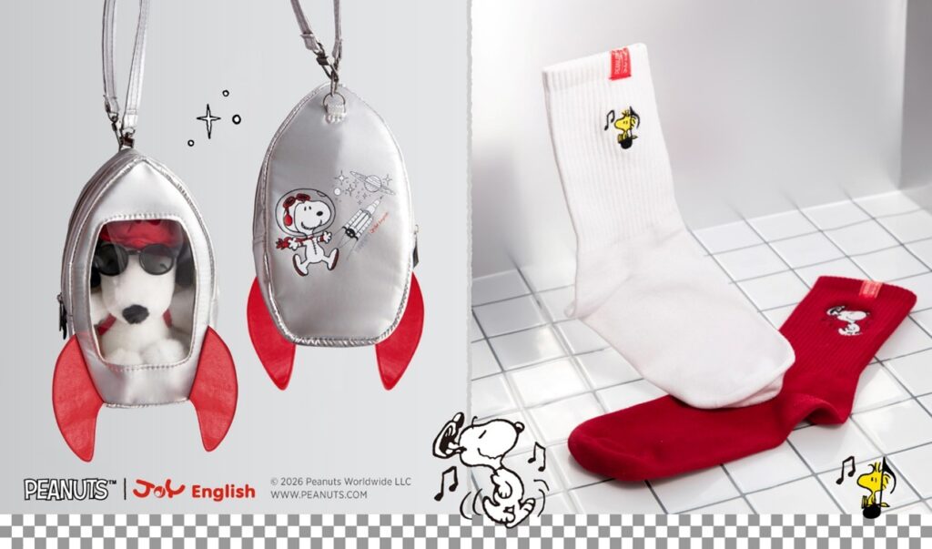 銀色科技感的Snoopy 火箭娃包及刺繡細節滿載的Snoopy不對稱潮襪,成為亮眼的穿搭小驚喜。(圖/佳音英語提供)