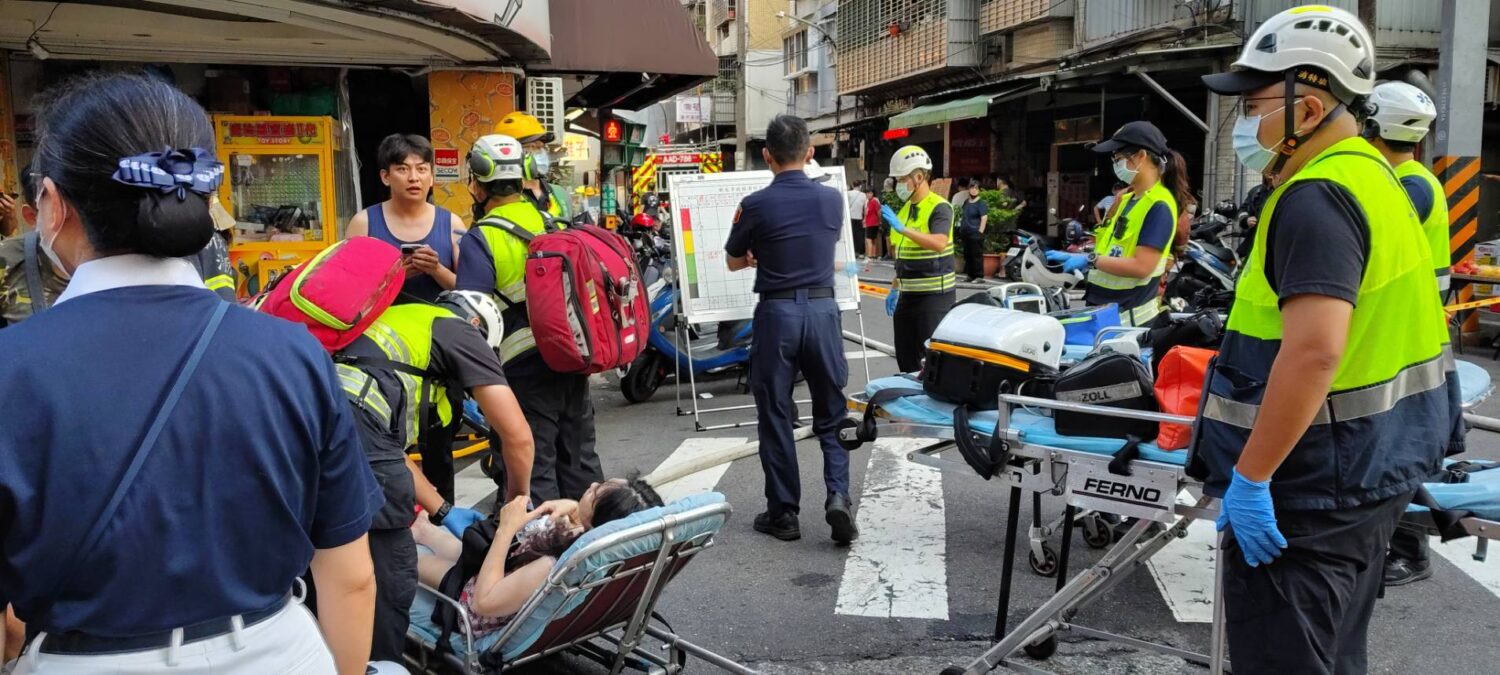警消將整棟樓57人緊急疏散,14人預防性送醫