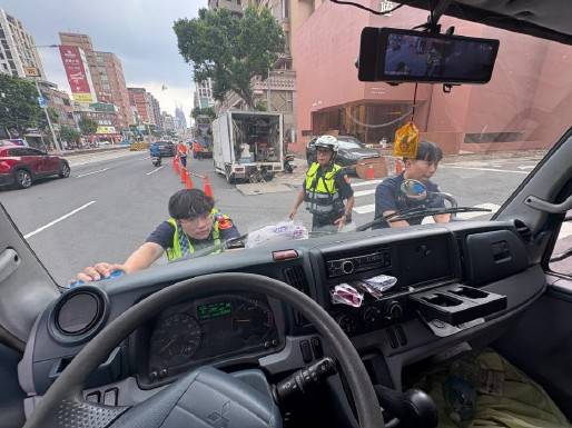 大同分局民族派出所員警及實習生共同將拋錨車推至路旁。（圖／記者 戴昱弘翻攝）