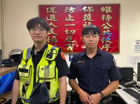 大同分局民族派出所警員林家瑞(左)、實習生吳長恩(右)。(圖/記者 戴昱弘翻攝)