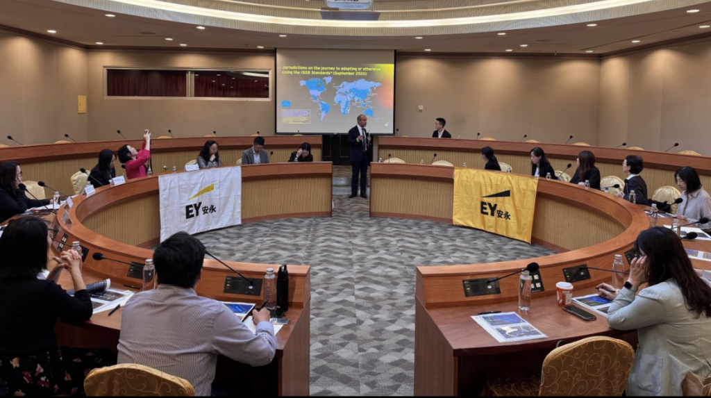 EY Global Corporate Reporting Services Leader Michiel van der Lof說明全球採用ISSB準則之現況。(圖/會計研究發展基金會)