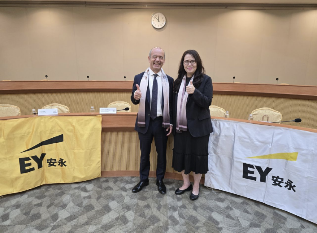 王怡心董事長致贈Michiel van der Lof咖啡紗圍巾。左起:EY Global Corporate Reporting Services Leader Michiel van der Lof、會計研究發展基金會董事長王怡心。(圖/會計研究發展基金會)