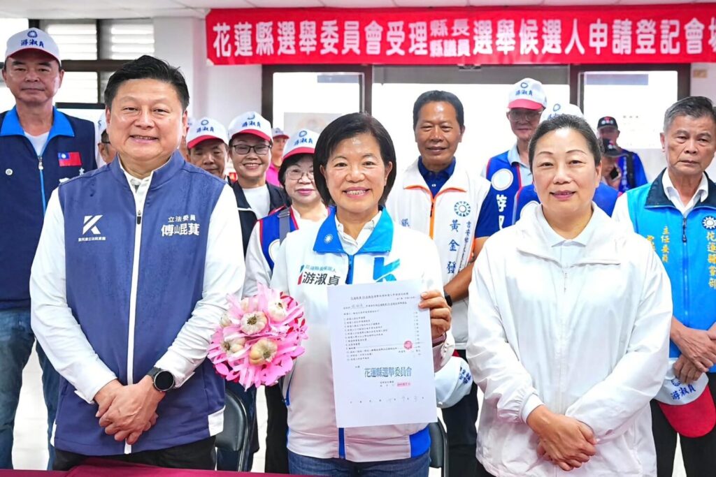 吉安鄉長游淑貞完成花蓮縣長選舉候選人登記，立委傅崐萁等人到場陪同力挺。（圖／記者張家燁翻攝）