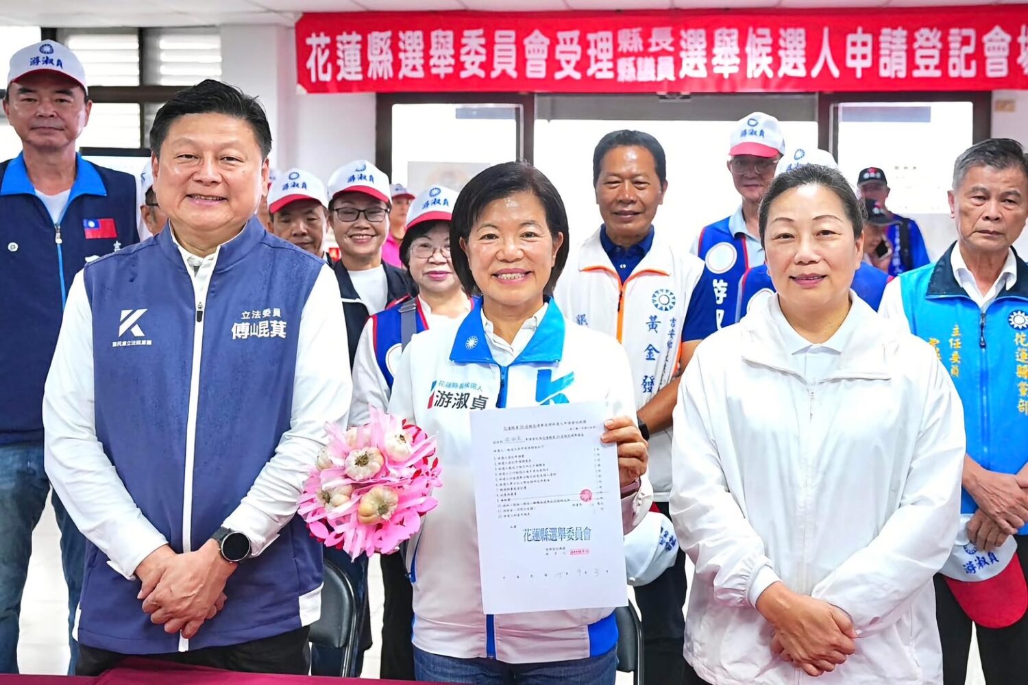 吉安鄉長游淑貞完成花蓮縣長選舉候選人登記，立委傅崐萁等人到場陪同力挺。（圖／記者張家燁翻攝）