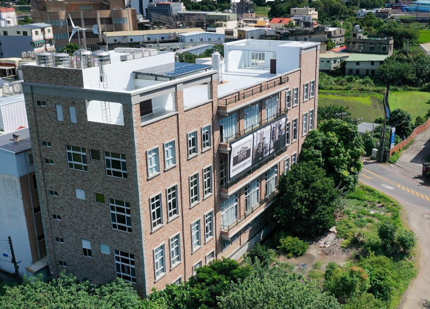     赫曼咖啡體驗工廠於建物屋頂設置太陽能光電板及風力發電機等綠能設施，逐步打造低耗能、低碳化的永續生產場域。（圖／新竹市政府提供）