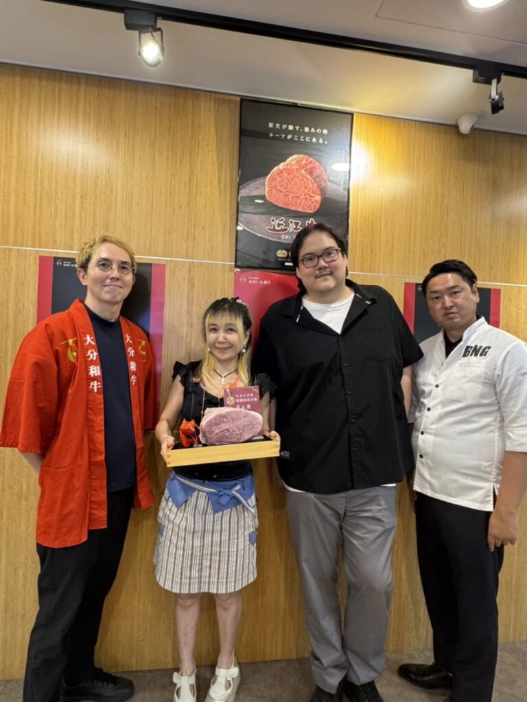 活動幸運得主獲得最大獎「A5BMS 12和牛原肉塊」，開心抱回頂級好禮。（圖／索薇行銷提供）
