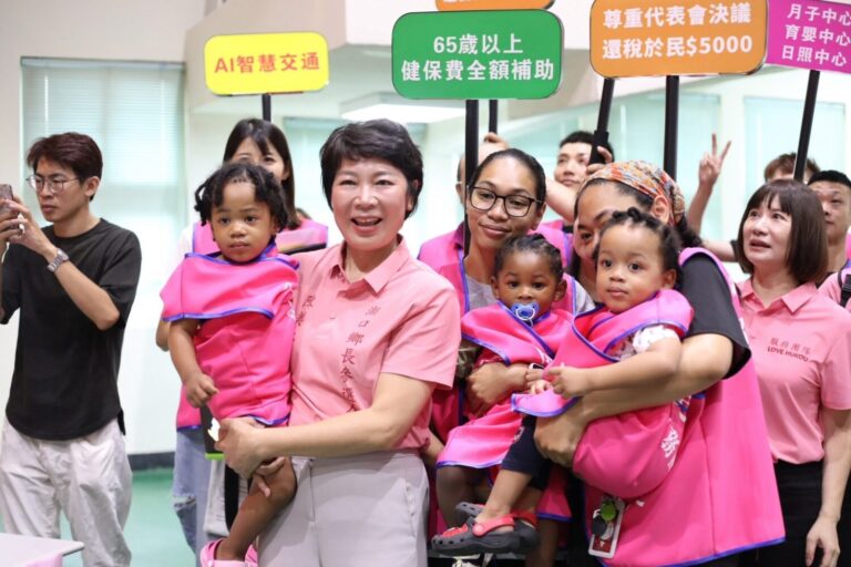 陳美仁與新住民家庭及孩童親切互動,強調將推動月子中心、育嬰中心及日照中心,完善湖口全齡照顧。(圖/陳美仁服務團隊提供)