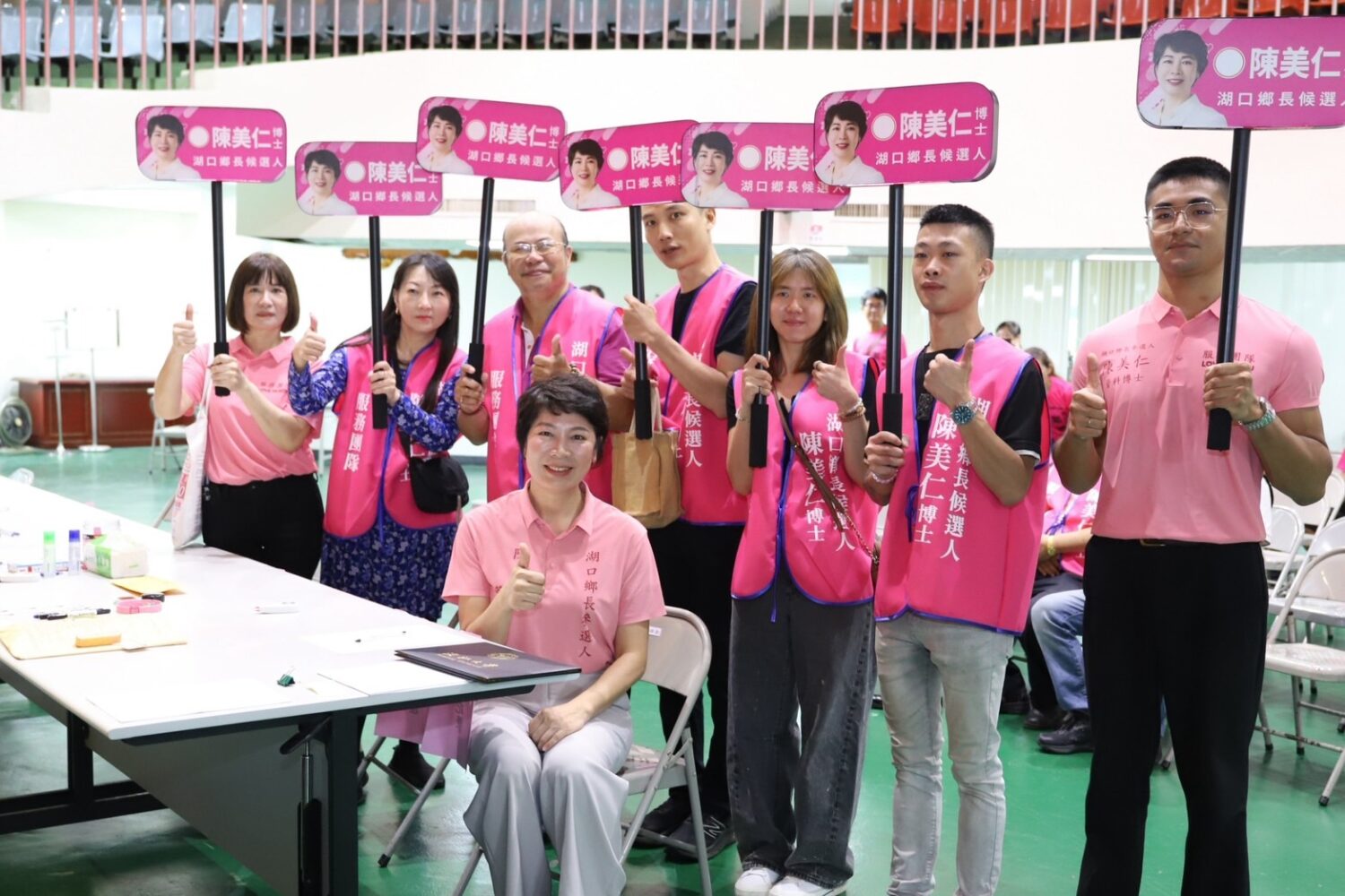 陳美仁完成湖口鄉長參選登記後,與服務團隊共同合影,展現團結迎戰選舉的決心。(圖/陳美仁服務團隊提供)