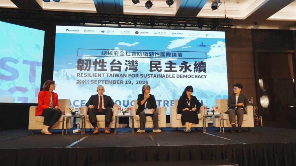 台灣災難醫療隊發展協會榮譽理事長蕭雅文醫師受邀擔任「公民視角的全社會防衛韌性」專題研討與談人，分享民間災難醫療與基層救護實務經驗。（圖／記者張家燁翻攝）