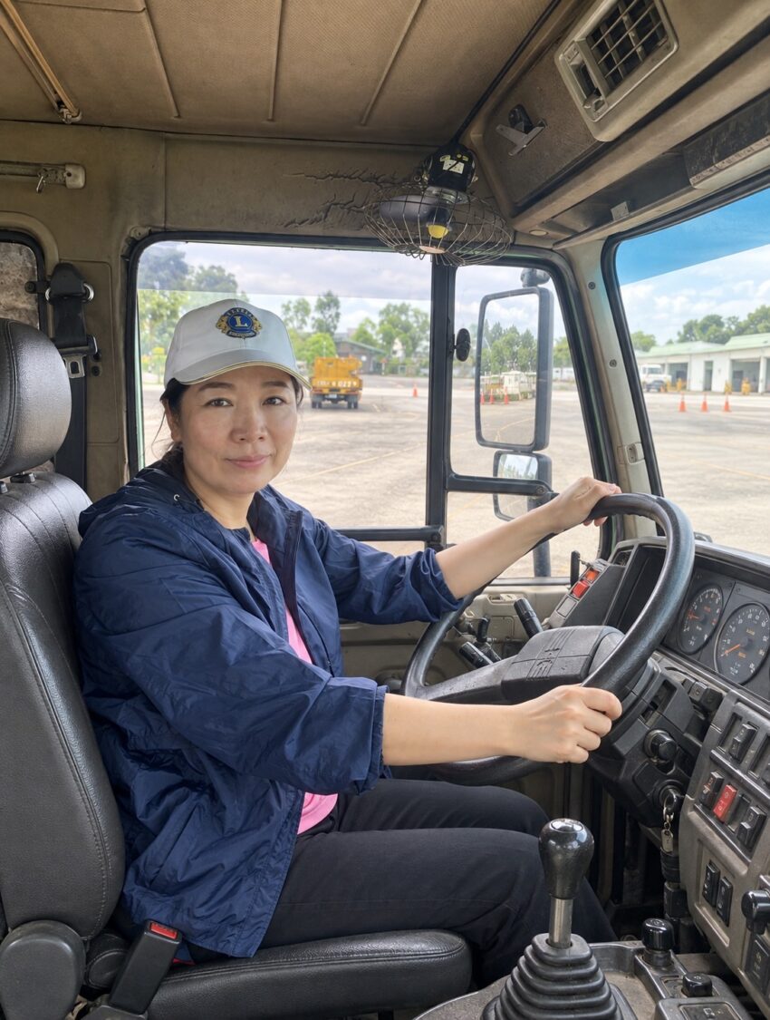 陳美仁於2019年接受大型車輛駕駛訓練，坐上聯結車駕駛座學習操作；她表示，這段經驗讓她更了解大型車視線死角與道路安全問題。（圖/記者林照東翻攝）