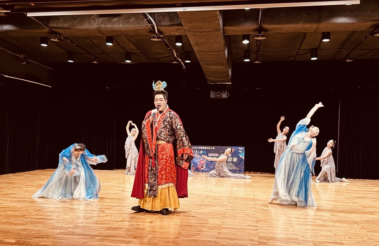 《小美人魚之雙海奇緣》演出片段結合華麗戲服與優美舞姿,呈現東西方海洋神話交織的奇幻世界,將於9月26、27日在新竹市文化局演藝廳登場。(圖/記者黃溎芬攝)