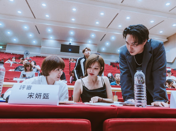 孟慶而(中)、ECHO李昶俊(右)、宋妍甄(左)擔任評審,專注聆聽參賽者演唱,從歌唱技巧、舞台表現等面向進行專業評選。(圖/雨點時分娛樂提供)
