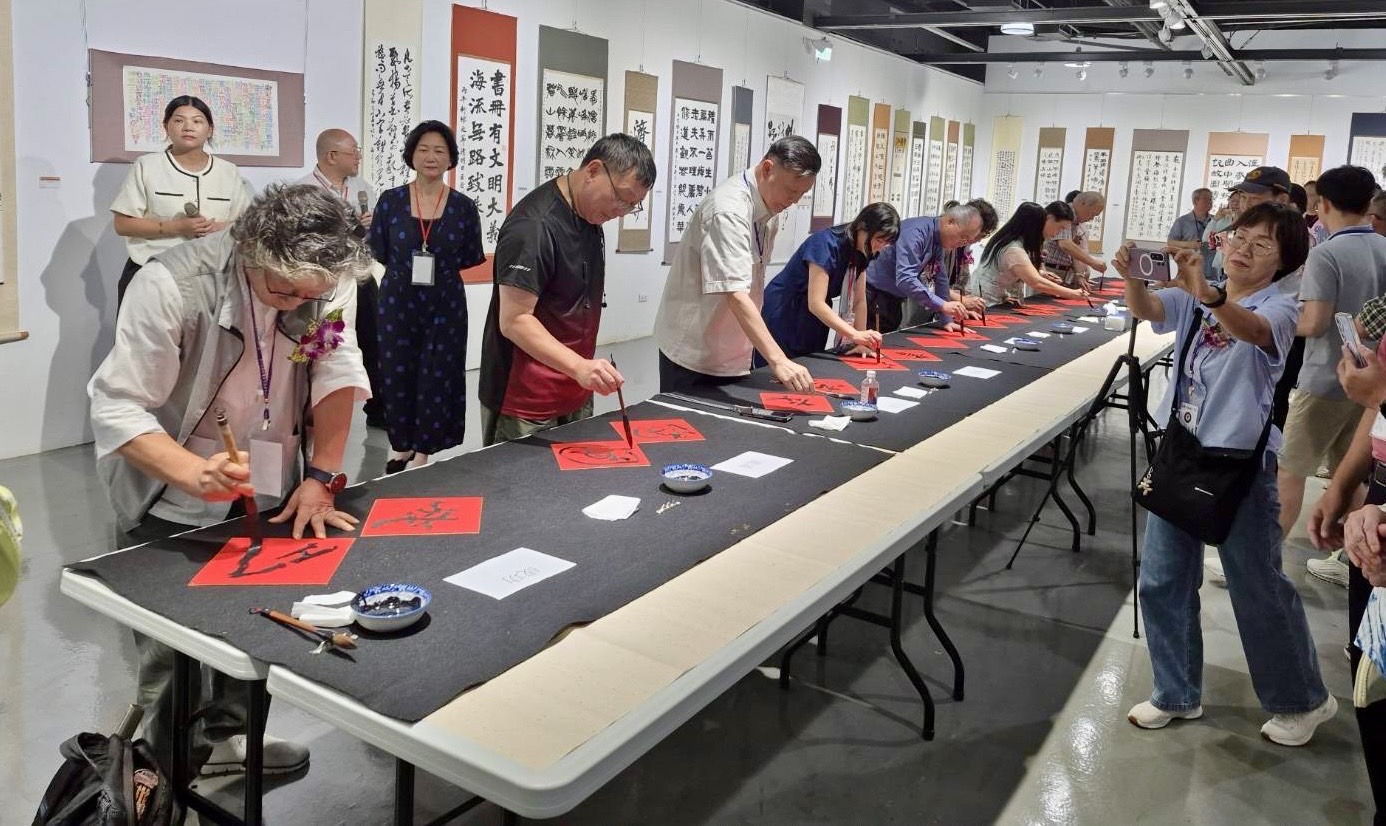 現場眾多名家一同揮毫以筆會友。（記者徐煜勝翻攝）